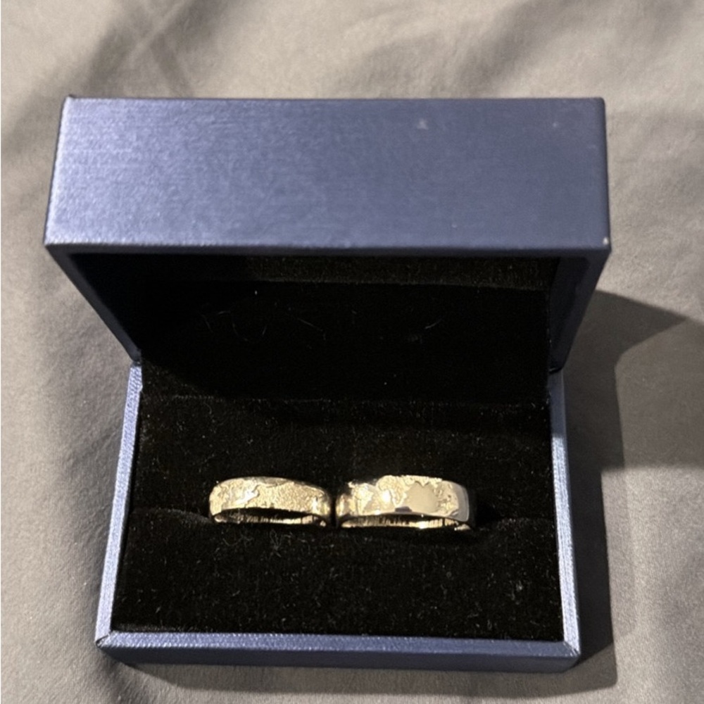Elegant Silver wedding band set